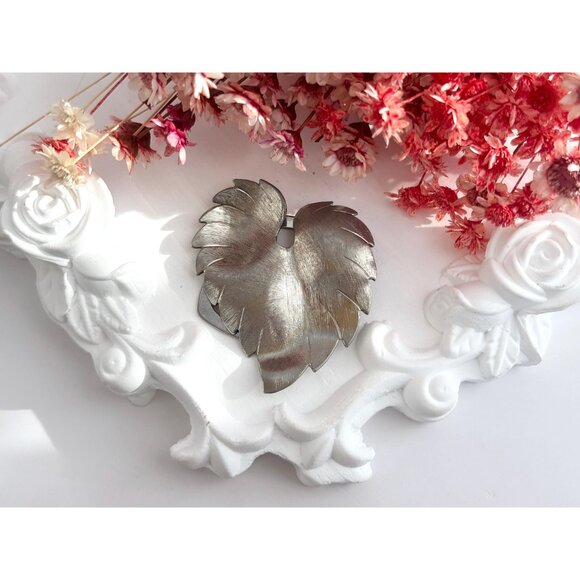 Lieba USA SIgned Silver Toned Leaf Shaped Hand Carved Scarf Clip / Sweater Clip - Picture 2 of 10